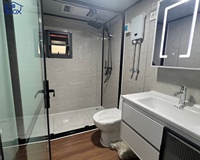 Maison conteneur extensible de 40 pieds à plafond haut avec porche avant à toit en pente supplémentaire, 3 chambres, 1 salle de bain