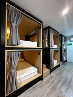KSL Nouvelle tendance Lit superposé compact à capsules avec escalier en bois Auberge de jeunesse Lit superposé Étagère de rangement intérieure et prise