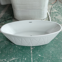 Baignoire debout en acrylique Tablier ovale blanc avec baignoire autoportante en acrylique avec motif décoratif