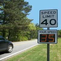 Panneau de signalisation routière personnalisé pour l'avertissement et la limitation de vitesse avec radar micro-ondes 24 GHz et feux LED haute luminosité, sécurité routière