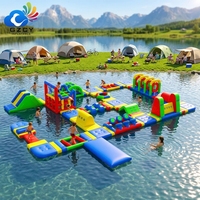 Parc aquatique gonflable commercial flottant avec parcours d'obstacles, pour l'location en entreprise, idéal pour les événements estivaux en lac, mer, station balnéaire ou plage.