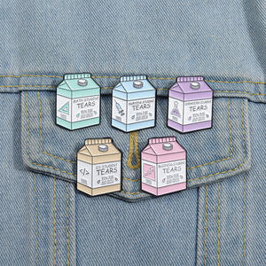 जैसन प्यारा त्रिकोण शासक तामचीनी लेपल पिन कार्टून धातु लोहे की सुई बीकर रस के लिए स्मारिका दूध बॉक्स के लिए - Product Image 3