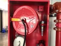 Enrouleur de tuyau d'incendie KOXY 20m/25m pour équipement de lutte contre l'incendie, construction en caoutchouc durable et en fonte, pression de fonctionnement de 0,8 à 1,6 MPa