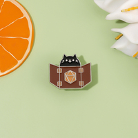 Harga Grosir Kualitas Tinggi Kucing Hitam Terlihat Penyihir Buku Mantra Enamel Pin Kustom Menyenangkan Lucu Kartun Pin Bros Lembut Enamel Pin
