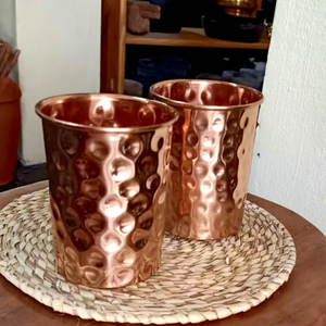 Verre à vin en cuivre fait main, design martelé, finition polie brillante, écologique, grande capacité pour les fêtes, avec couvercle et paille, accessoires inclus - Product Image 1