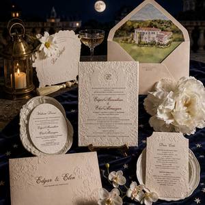 Ensemble de cartes d'invitation de <span class=keywords><strong>mariage</strong></span> personnalisées avec <span class=keywords><strong>enveloppe</strong></span>, motif Riviera française, <span class=keywords><strong>dentelle</strong></span> gaufrée, monogramme E M, et insert villa aquarelle - Product Image 2