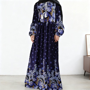 En promotion : Robe longue chic en velours à motifs floraux et manches élastiquées pour femmes musulmanes (6245) - Product Image 1