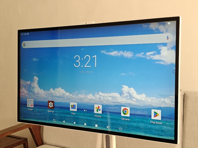 VETO 32 Inch Portable Wireless Smart TV Built-in 13MP Camera 4K UHD Android Large Tablet 15000mAh Battery Mobile TV on Wheels