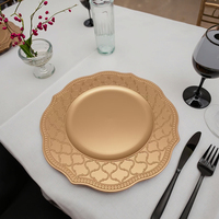 Assiette de présentation classique en plastique de 13 pouces, motif plante doré gaufré, peinte à la main, forme pétale, pour décoration de table de mariage et de dîner