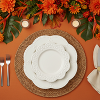 Ensemble de luxe de sous-assiettes de mariage blanches à bord festonné motif floral, vaisselle en porcelaine vintage perlée et embossée, assiette de service en céramique