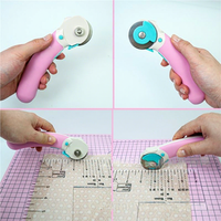 Cutter rotatif de 45 mm pour tissu, cuir, feutre, outil ergonomique de couture et de matelassage avec lame auto-rétractable et changement rapide de lame