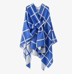 Elegante y versátil chal de doble cara con diseño cuadrado y capa con estampado de barras, perfecto para usar sobre un chal cálido. - Product Image 3