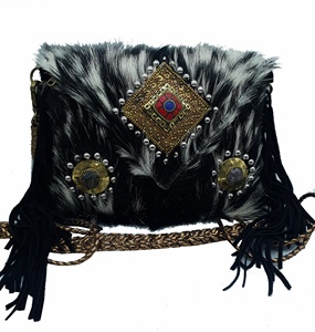 Sac à main bandoulière en fourrure de chèvre noire, fait main par des artisans Banjara, avec pochette en coton, pour femmes - Product Image 3
