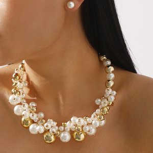 Accessoire de mode - <span class=keywords><strong>Magnifique</strong></span> collier court en perles pour les événements formels. Ensemble comprenant des boucles d'oreilles et un collier en perles. - Product Image 1