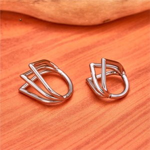 Anneau clicker triple en titane 16G pour piercing de nez, septum, cartilage d'oreille, tragus, hélix – Bijoux pour femme - Product Image 3