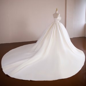 Robe <span class=keywords><strong>de</strong></span> mariée <span class=keywords><strong>de</strong></span> bal asymétrique à une épaule, avec corsage en satin drapé et plissé, style princesse, traîne chapelle, dos nu, motif floral - Product Image 3