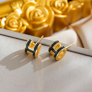 Boucles d'oreilles pour femmes sur Amazon en or 18 carats avec trèfle à quatre feuilles plaqué acier titane design élégant polyvalent en acier inoxydable - Product Image 3