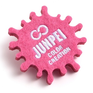 Insignia Bordada con Logotipo Personalizado, Botón de Plástico, Insignia de Fieltro Rosa, Clip para Insignia, Pin de Seguridad - Product Image 1