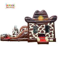 Structure gonflable à thème taureau avec toboggan pour enfants, idéale pour les fêtes en extérieur