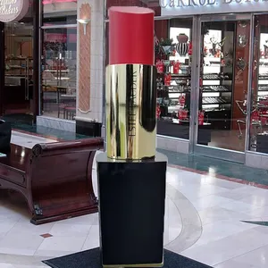 Accesorios de exhibición gigantes de cosméticos, estatua de resina de lápiz labial, escultura de lápiz labial para exhibición cosmética