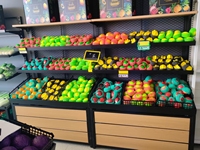 Zware stalen houten supermarkt rek met meerdere units voor fruit en groenten, inclusief manden