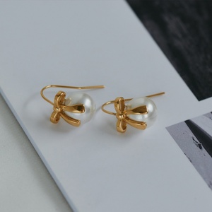 Boucles d'oreilles tendance en acier inoxydable plaqué or 18 carats PVD avec perles, design mode 2024, haute qualité, vente en gros - Product Image 6