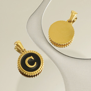 Colgante de disco con borde estampado de 12 mm y letra inicial del alfabeto en esmalte negro |   Acero Inoxidable con Revestimiento PVD de Oro de 18K - Product Image 6