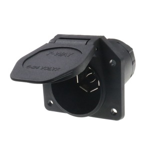 Prise étanche 7 voies 6-24 Volts pour connecteur de remorque de camping-car, avec capuchon de protection noir - Product Image 1