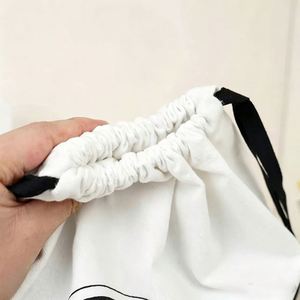 Sac à cordon en toile à motif imprimé personnalisé, écologique, couleur naturelle, anti-poussière, avec rubans noirs - Product Image 4