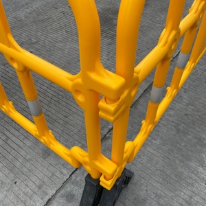Barrière de circulation jaune en PEHD de 2 m avec protection IP65 et réflecteur prismatique haute intensité pour le contrôle temporaire des foules - Product Image 5