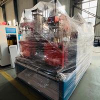 Machine de fabrication de bidons en plastique semi-automatique de 20 L avec système de soufflage à haut rendement pour la production industrielle de PEHD