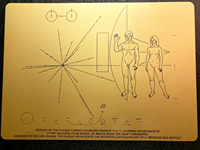 Plaque Réplique NASA Pioneer en Aluminium Doré Anodisé, Gravée au Laser et Découpée CNC, Personnalisée OEM, avec Plaque d'Explication de la Mission, Décoration Spatiale