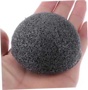 Éponge Konjac 100% naturelle noire en forme de demi-boule pour le visage et le corps, avec des propriétés nettoyantes et hydratantes en profondeur - Product Image 5