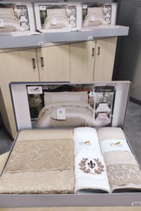 Chenille <b>Bed</b> Cover Set with Laces 240*260 cm Cover Cotton Bedding + 2 Bamboo Towels 8 Pieces Gift Boxed Bridal Set - Product Image 4