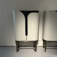 Armoire à vin à porte en verre moderne haut de gamme Affichage lumineux LED Stockage en bois massif pour le salon de la maison Style contemporain de luxe