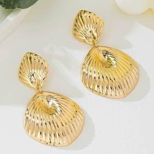 Boucles d'oreilles pendantes à la mode pour filles de style européen américain, conception créative en métal géométrique irrégulière, vente en gros transfrontalière. - Product Image 2