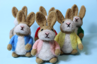 Petit lapin multicolore en laine artisanale Peter Rabbit