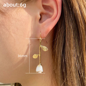 Orecchini Pendenti Lunghi con Foglie e Rose Bianche per Donne, Stile Francese, Accessori Floreali per Uso Quotidiano - Product Image 5