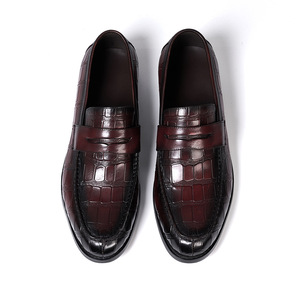 Mocasines de Cuero Genuino de Alta Gama para Hombre con Grabado de Patrón de Piedras, Zapatos Formales de Negocios para Hombre en Negro y Borgoña - Product Image 2