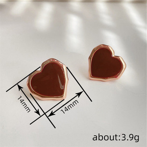Orecchini a perno con cuore irregolare smaltato e bordo in metallo, gioielli da donna dolci ed eleganti per tutti i giorni - Product Image 3