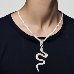 Collar de Serpiente Vintage para Hombre, Cadena Larga con Colgante de Serpiente de Textura Audaz, Collar de Declaración - Product Image 3