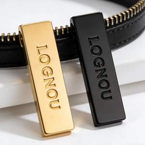 Etiquetas Metálicas Personalizadas OEM para Ropa y Calzado - Etiqueta Metálica Rectangular Chapada en Oro con Borde Cortado a Láser - Etiqueta Colgante con Logotipo - Accesorios Especiales para Bolsas - Product Image 3