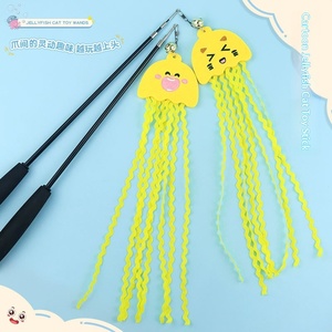 Varita interactiva para gatos con diseño <span class=keywords><strong>de</strong></span> medusa <span class=keywords><strong>de</strong></span> dibujos animados, borla larga, campana, mordible y telescópica <span class=keywords><strong>de</strong></span> tres secciones - Product Image 1