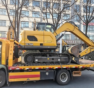 Excavadora de cadenas XE75GA amarilla con capacidad de cazo de 0.75m³ – Máquina compacta para movimiento de tierras - Product Image 2