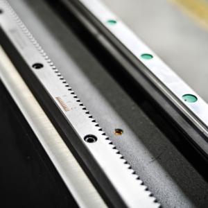 Machine de découpe laser à fibre entièrement fermée avec table d'échange, découpeuse laser CNC 6015 pour tôle métallique, couvercle de protection 6kW 12kW - Product Image 2