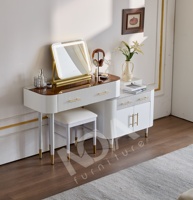 Table de maquillage de luxe avec finition dorée et miroir éclairé, style français moderne, table de toilette pour chambre à coucher
