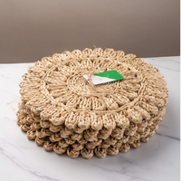 Sets de table tressés en écorces de maïs faits à la main, écologiques et résistants à la chaleur, pour une décoration moderne et minimaliste, idéaux pour les restaurants et les hôtels.