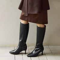 Bottines longues en cuir de vachette mat minimaliste avec effet sculptant pour un style de ville, talon fin noir, longueur genou, pour femmes