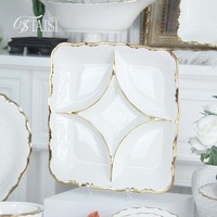 Ensemble d'assiettes et de bols en porcelaine élégants à bords dorés, design festonné, vaisselle en céramique pour repas raffinés