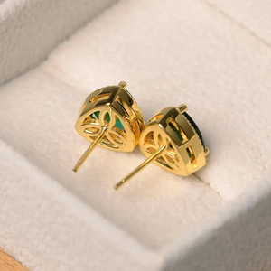 Boucles d'oreilles à clous en forme de triangle géométrique avec un design minimaliste pour un usage quotidien - Product Image 5